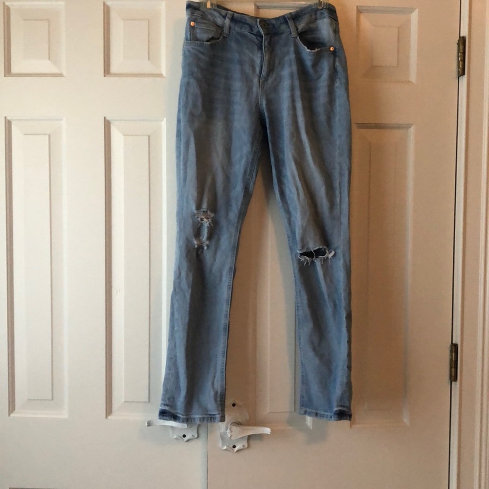 Ripped, light wash, boyfriend jeans
